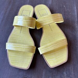 Dolce Vita Women’s Isaac Embossed Croc Print Flat Sandals Yellow Size 7.5